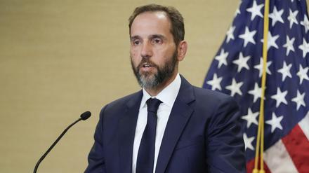 Jack Smith, spricht 2023 als damaliger Sonderermittler, in einem Büro des Justizministeriums zu den Medien.