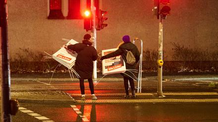 dpatopbilder - 11.01.2025, Berlin: Parteigenossinnen und Genossen der Linken gehen mit Plakaten über die Ampel. Ab heute dürfen die Parteien in Berlin Wahlplakate im öffentlichen Raum aufstellen oder an Laternen anbringen. Am 23. Februar wird ein neuer Bundestag gewählt. Foto: Annette Riedl/dpa +++ dpa-Bildfunk +++