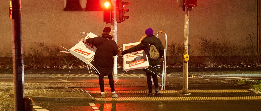 dpatopbilder - 11.01.2025, Berlin: Parteigenossinnen und Genossen der Linken gehen mit Plakaten über die Ampel. Ab heute dürfen die Parteien in Berlin Wahlplakate im öffentlichen Raum aufstellen oder an Laternen anbringen. Am 23. Februar wird ein neuer Bundestag gewählt. Foto: Annette Riedl/dpa +++ dpa-Bildfunk +++