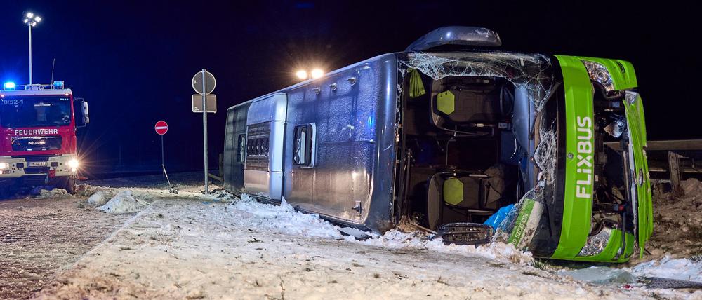 Ein Reisebus auf dem Weg nach Polen kippt auf der A11 auf die Seite. Zwei Menschen sterben. 