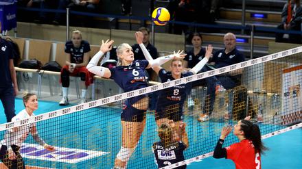 Helena Schmidt (2.v.l.) und Annalena Grätz (2.v.r.) feierten mit dem BBSC einen Sieg nach großer Aufholjagd.