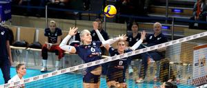Helena Schmidt (2.v.l.) und Annalena Grätz (2.v.r.) feierten mit dem BBSC einen Sieg nach großer Aufholjagd.