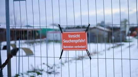 „Vorsicht Seuchengefahr!“ steht auf einem Schild an einem Betrieb in Mehrow. Zum Schutz vor einer möglichen Ausbreitung der Maul- und Klauenseuche sollen am Vormittag vorsorglich rund 200 Schweine im brandenburgischen Landkreis Barnim getötet werden. Nun hat Südkorea Schweinefleischimporte aus Deutschland verboten.