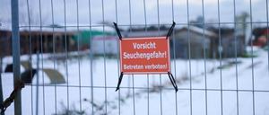 „Vorsicht Seuchengefahr!“ steht auf einem Schild an einem Betrieb in Mehrow. Zum Schutz vor einer möglichen Ausbreitung der Maul- und Klauenseuche sollen am Vormittag vorsorglich rund 200 Schweine im brandenburgischen Landkreis Barnim getötet werden. Nun hat Südkorea Schweinefleischimporte aus Deutschland verboten.