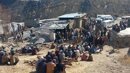 Anwohner versammeln sich und bangen nach dem Grubenunglück in Pakistan.