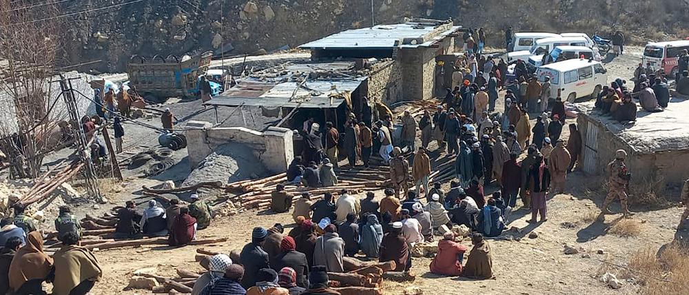 Anwohner versammeln sich und bangen nach dem Grubenunglück in Pakistan.