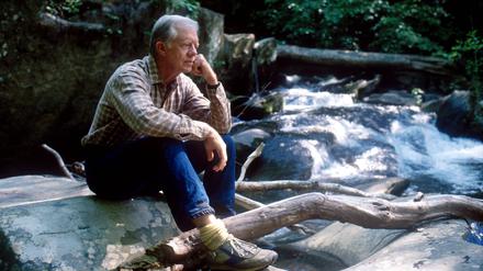 Jimmy February 12, 1988, Plains, Georgia, USA: Former U.S. President JIMMY CARTER, 64, spends time by the river on his North Georgia mountain retreat thinking about his plans to make the world a better place. Plains USA 
