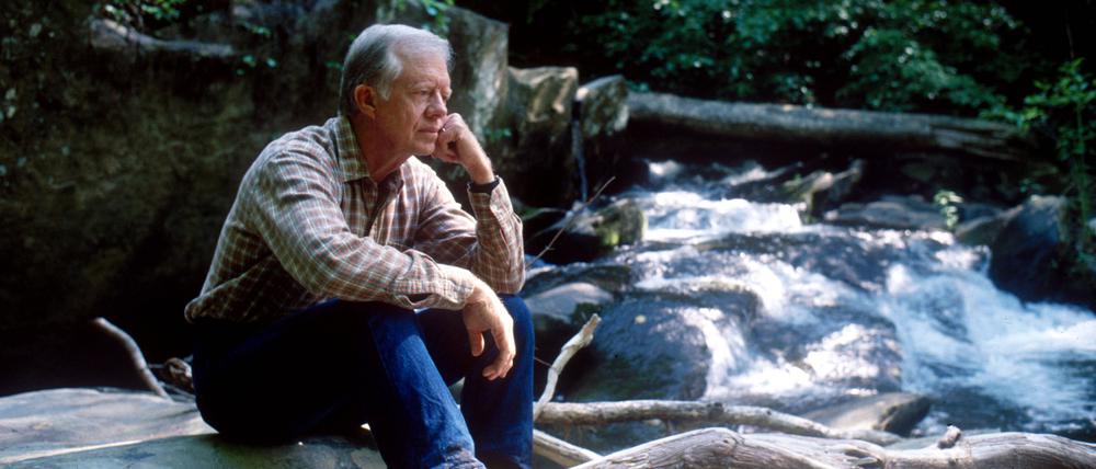Jimmy February 12, 1988, Plains, Georgia, USA: Former U.S. President JIMMY CARTER, 64, spends time by the river on his North Georgia mountain retreat thinking about his plans to make the world a better place. Plains USA