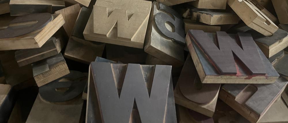 Buchstabensalat. Lettern für den Druck in der Kreuzberger Werkstatt.
