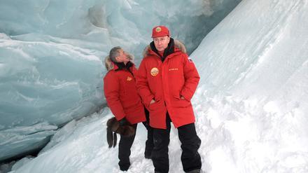 Kremlchef Wladimir Putin (r.) im Jahr 2017 mit seinem damaligen Verteidigungsminister Sergej Schoigu auf der Inselgruppe Franz-Josef-Land im Nordpolarmeer.