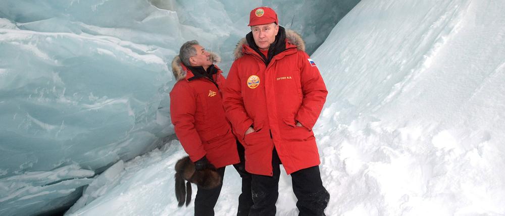 Kremlchef Wladimir Putin (r.) im Jahr 2017 mit seinem damaligen Verteidigungsminister Sergej Schoigu auf der Inselgruppe Franz-Josef-Land im Nordpolarmeer.