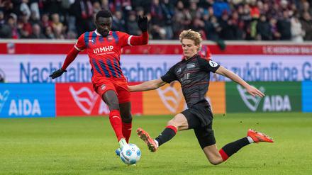 Tom Rothe (rechts) foult Sirlord Conteh und fliegt für diese Notbremse vom Platz. 