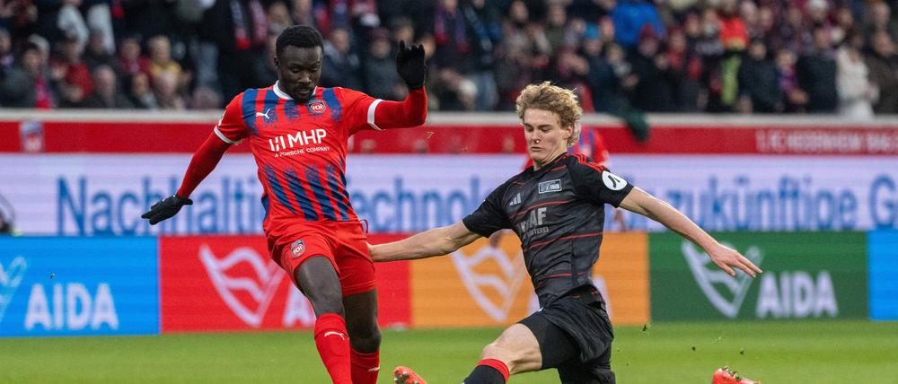 Tom Rothe (rechts) foult Sirlord Conteh und fliegt für diese Notbremse vom Platz. 