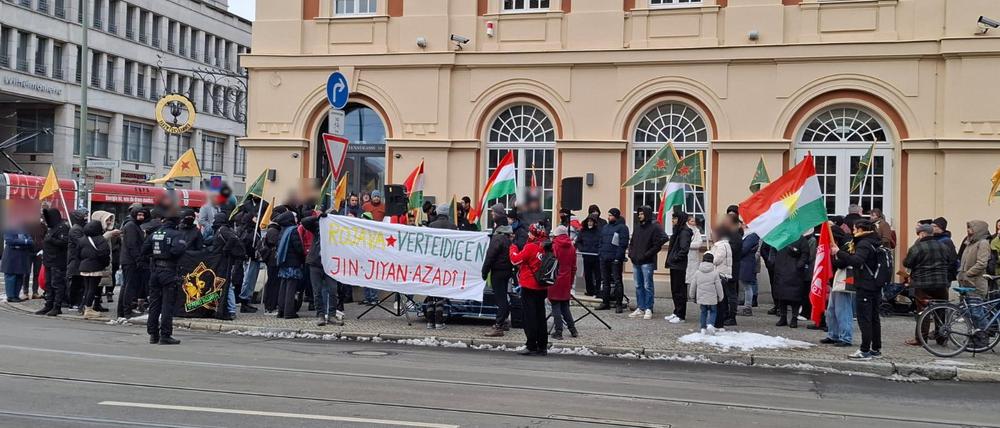 Die Teilnehmer versammelten sich am Samstag in der Charlottenstraße in Potsdam.