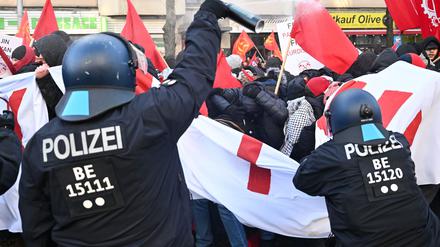 Die Polizei setzte Reizgas gegen die Demonstranten ein.