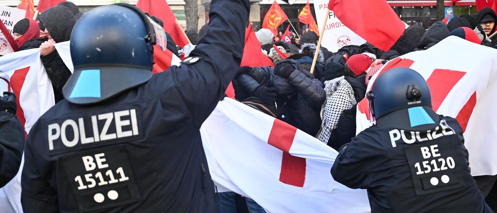 Die Polizei setzte Reizgas gegen die Demonstranten ein.