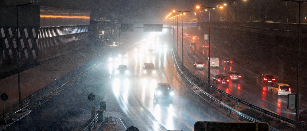 Schneefall im Bezirk Wilmersdorf Ortsteil Halensee, Stadtautobahn A100.