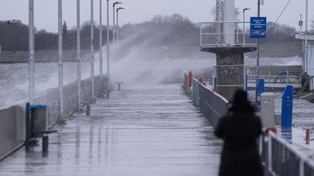 Das Wasser an der Ostsee steigt. Für Abschnitte der Oder im Nordosten Brandenburgs gilt Hochwasser-Alarmstufe 1. 