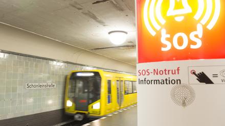 Eine U-Bahn fährt an der Station Schönleinstraße ein. (Symbolbild)