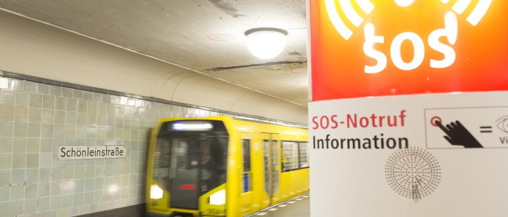 Eine U-Bahn fährt an der Station Schönleinstraße ein. (Symbolbild)