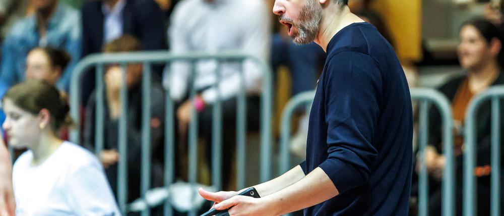 Netzhoppers-Trainer Liam Sketcher musste mit seinem Team die zehnte Saison-Niederlage hinnehmen.