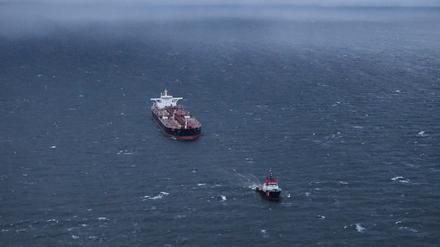 Der Tanker „Eventin“ mit einem Schlepper in der Ostsee.
