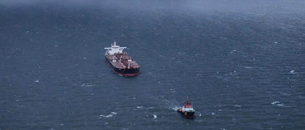 Der Tanker „Eventin“ mit einem Schlepper in der Ostsee.