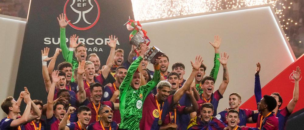 Der verletzte Marc-André ter Stegen durfte den Pokal entgegen nehmen.