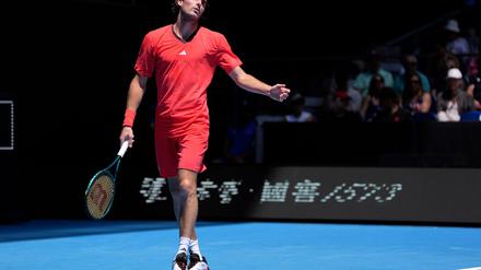 Stefanos Tsitsipas ärgert sich über sein Erstrunden-Aus bei den Australian Open.