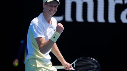 Jannik Sinner gewinnt sein Auftaktmatch bei den Australian Open.