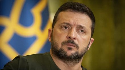 Wolodymyr Selenskyj, Präsident der Ukraine, hält während seiner Pressekonferenz inne (Symbolbild).