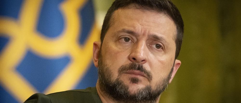 Wolodymyr Selenskyj, Präsident der Ukraine, hält während seiner Pressekonferenz inne (Symbolbild).