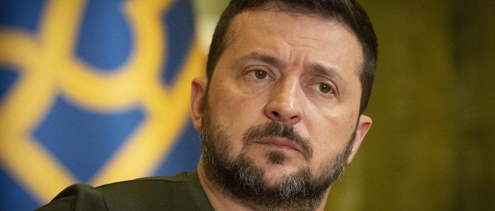 Wolodymyr Selenskyj, Präsident der Ukraine, hält während seiner Pressekonferenz inne (Symbolbild).