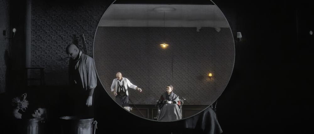 Gruppenbild mit Rollstuhl. Im Durchguck Bo Skovhus (links) als Clov und Laurent Naroui als Hamm.