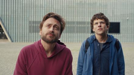 Benji (Kieran Culkin, links) und sein Cousin David (Jesse Eisenberg) wollen in Polen etwas über ihre jüdische Familiengeschichte lernen.