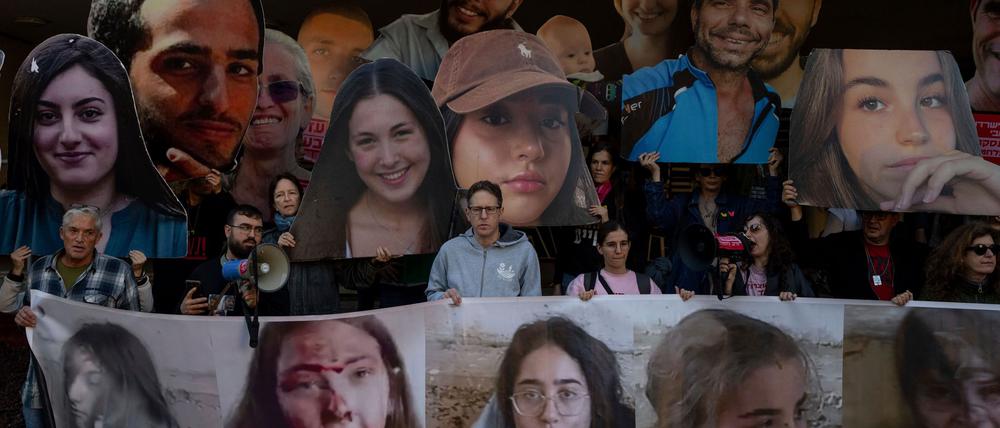 Angehörige der israelischen Geiseln und Unterstützer demonstrieren immer wieder für die Freilassung der Verschleppten. (Archivbild)