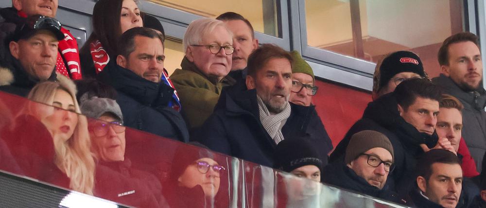 Jürgen Klopp (M) verfolgte Leipzigs Sieg gegen Bremen auf der Tribüne.