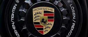 Das Porsche-Logo ist in der Austellung vor Beginn der Porsche auf der Felge eines Fahrzeugs zu sehen.