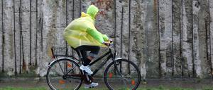 Der Fahrradverband ADFC gibt Tipps, um sicherer auf dem Fahrrad zu sein, nachdem Daten der Polizei zeigen, dass Radfahrer an den meisten Unfällen 2024 selbst schuld waren.