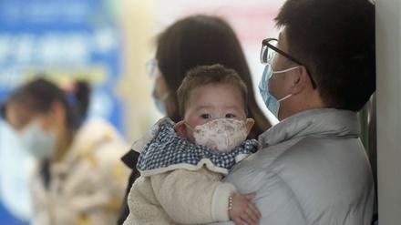 Ein Mann wartet mit seinem Baby in der Kinderklinik eines Krankenhauses in Hangzhou im Osten Chinas, 6. Januar 2025. 