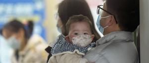 Ein Mann wartet mit seinem Baby in der Kinderklinik eines Krankenhauses in Hangzhou im Osten Chinas, 6. Januar 2025. 