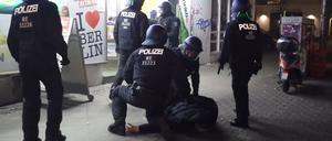 Polizisten setzen einen Menschen in der Silvesternacht fest. (Archivbild) 