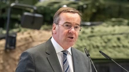 Boris Pistorius (SPD), Verteidigungsminister, spricht bei der Übergabe der ersten Radhaubitze RCH 155 als Waffenhilfe für die Ukraine, in den Fertigungshallen des Herstellers, der KNDS Deutschland GmbH & Co. KG 