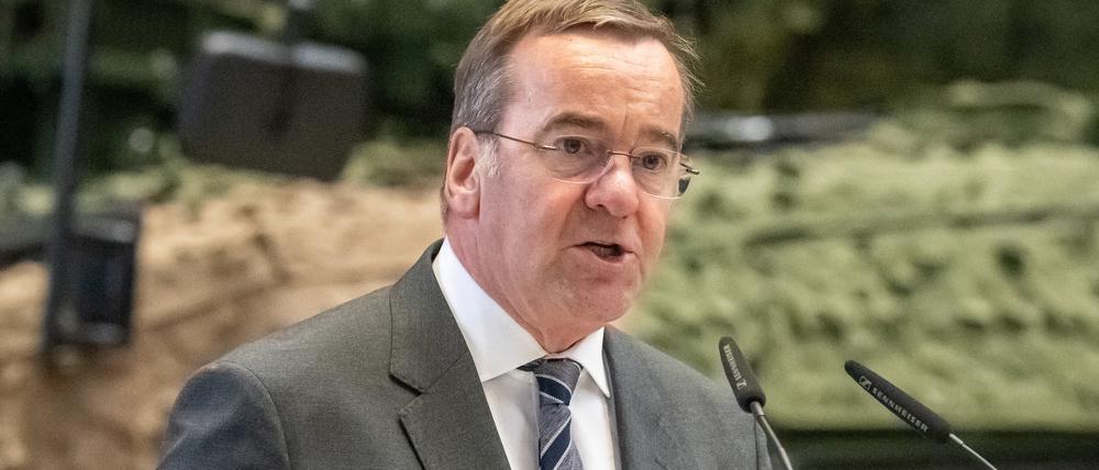 Boris Pistorius (SPD), Verteidigungsminister, spricht bei der Übergabe der ersten Radhaubitze RCH 155 als Waffenhilfe für die Ukraine, in den Fertigungshallen des Herstellers, der KNDS Deutschland GmbH & Co. KG