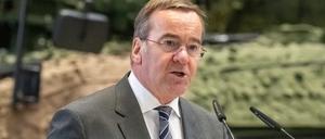 Boris Pistorius (SPD), Verteidigungsminister, spricht bei der Übergabe der ersten Radhaubitze RCH 155 als Waffenhilfe für die Ukraine, in den Fertigungshallen des Herstellers, der KNDS Deutschland GmbH & Co. KG 