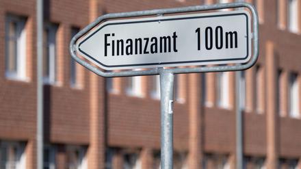 Die Finanzämter in Brandenburg sind 2024 schneller geworden, brauchten im Bundesvergleich aber immer noch länger als die in vielen anderen Ländern. (Symbolbild)