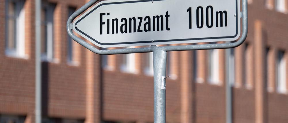 Die Finanzämter in Brandenburg sind 2024 schneller geworden, brauchten im Bundesvergleich aber immer noch länger als die in vielen anderen Ländern. (Symbolbild)