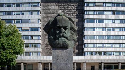 Markant ragt das Karl-Marx-Monument im Zentrum von Chemnitz empor.