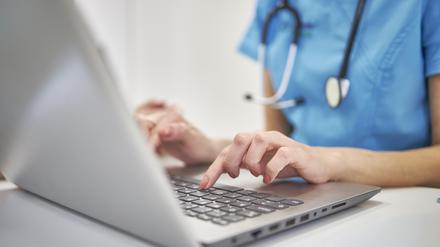 Kliniken und Praxen sind beliebte Ziele von Hackern. Sie sind leicht erpressbar, weil ein Funktionieren ihrer Systeme lebenswichtig sein kann.