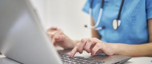 Kliniken und Praxen sind beliebte Ziele von Hackern. Sie sind leicht erpressbar, weil ein Funktionieren ihrer Systeme lebenswichtig sein kann.